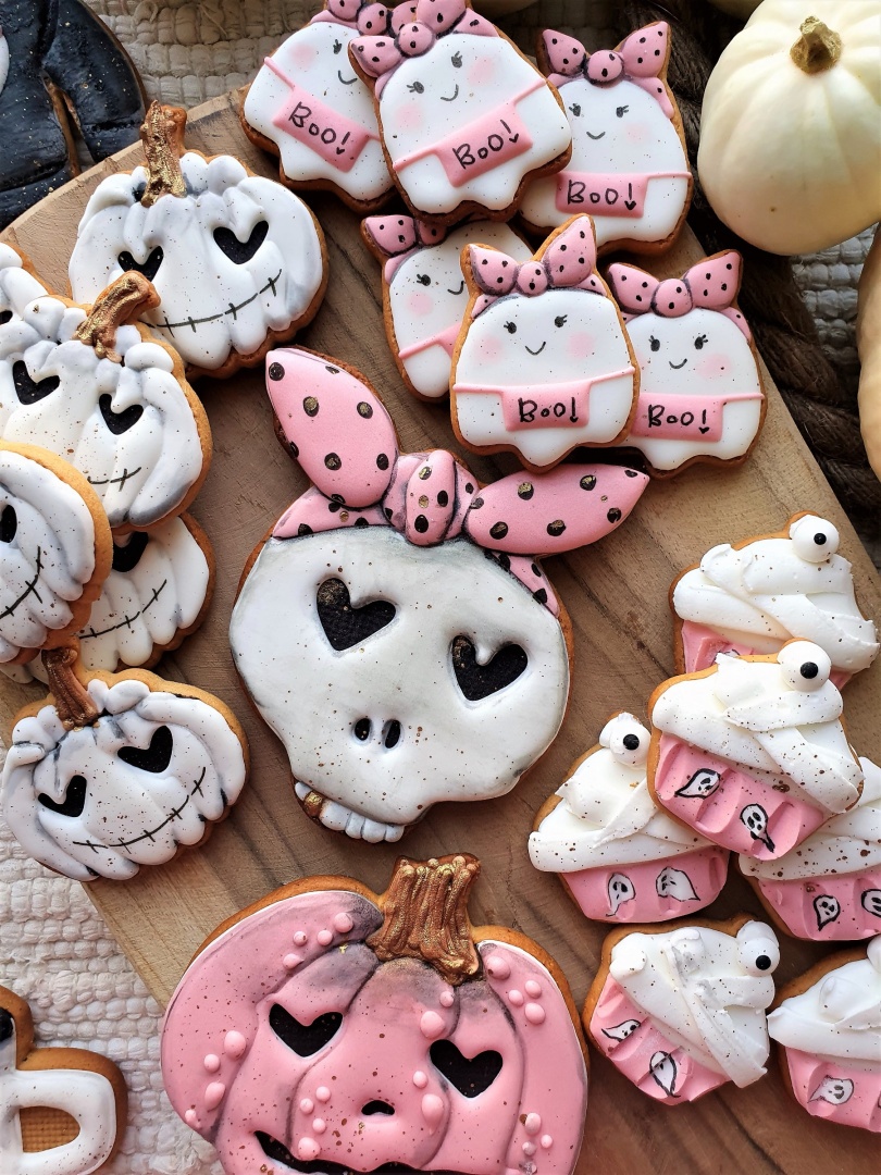 CIASTKO STRASZNA CZASZKA Z KOKARDĄ